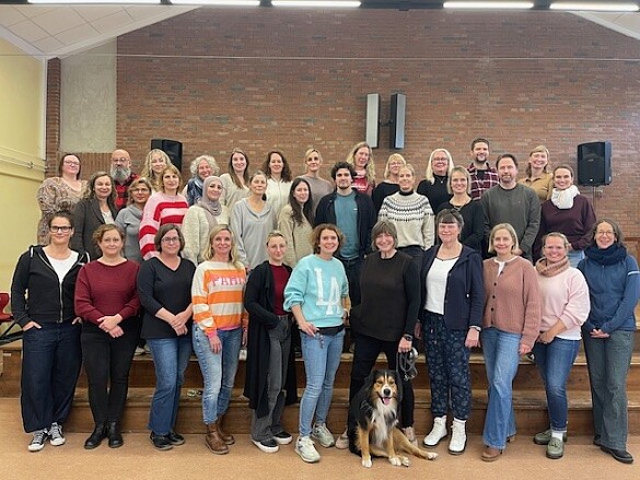 Hier ist ein Foto des Kollegiums der Schule am Bunnsackerweg zu sehen.