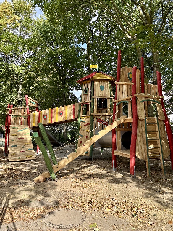 Hier ist eine Kletterburg zu sehen.